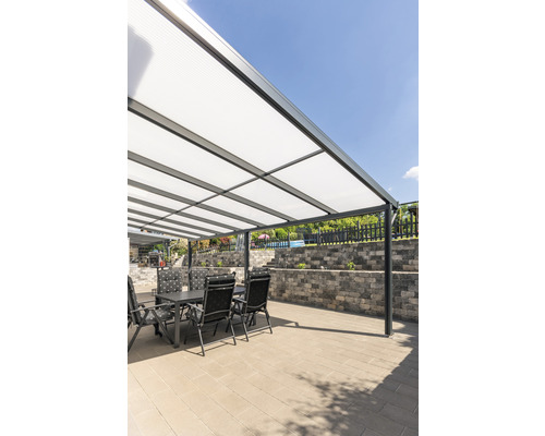 Terrassenüberdachung mit Tisch und Stühlen im Garten