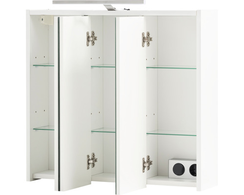 Geöffneter weißer Spiegelschrank mit Glasablagen und Beleuchtung