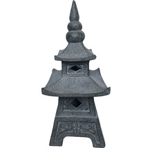 Gartenlaterne aus Stein im Pagodenstil