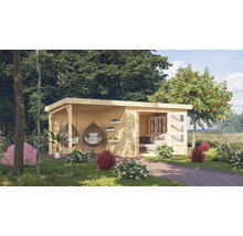 Holzgartenhaus mit Terrasse, Hängesessel und Bepflanzung in einem grünen Garten