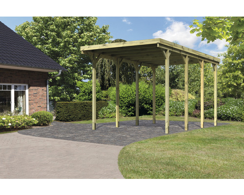 Holzcarport im Gartenbereich mit Steinterrasse