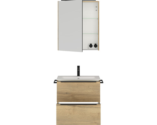 Badezimmer mit Waschbeckenunterschrank und Spiegelschrank