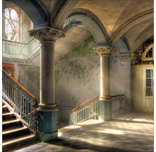 Innenraum mit Säulen und Treppen in einem Gebäude im heruntergekommenen Stil