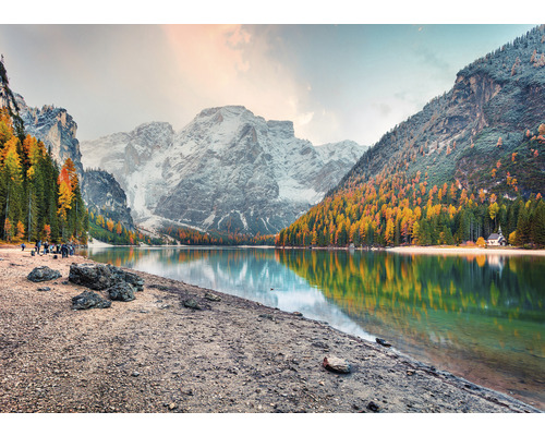 Bergsee umgeben von Bergen und herbstlichen Wäldern
