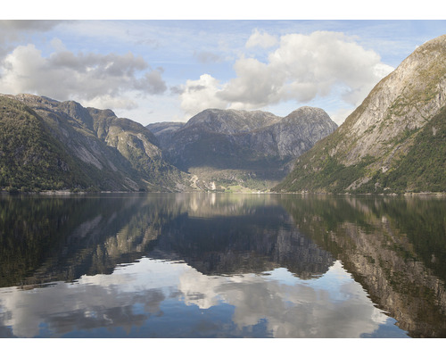Landschaft mit See und Bergen