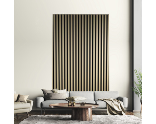 Wohnzimmer mit Holzpaneelwand, Sofa und Couchtisch.