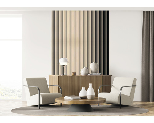 Wohnzimmer mit zwei Sesseln, Couchtisch, Sideboard und Holzpaneel an der Wand.