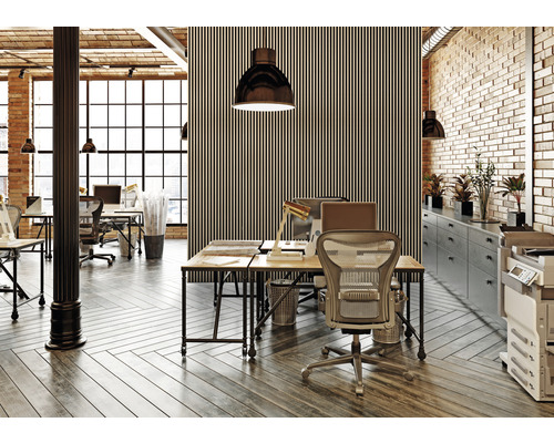 Büroraum mit Schreibtischen, Stühlen, Beleuchtung und Büromaterialien in einem modernen Design