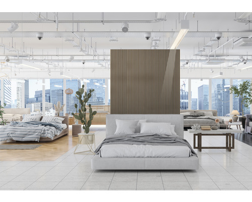 Ausstellungsraum mit Betten in verschiedenen Designs vor Fensterfront mit Skyline