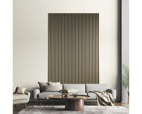 Wohnzimmer mit Akustikpaneel an der Wand, Sofa, Sessel und Couchtisch.