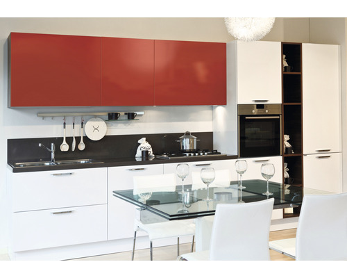 Moderne Küche mit weißen Schränken, schwarzen Arbeitsplatten und Esstisch aus Glas.