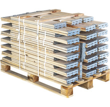 Holzpalette mit montierten Holzelementen für den Bau