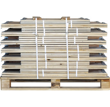 Holzrahmen auf Palette, verpackt mit Bändern