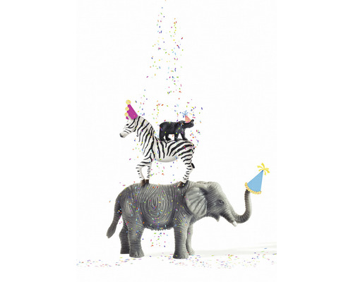 Spielzeugfiguren von Elefant, Zebra und Bär mit Partyhüten und Konfetti