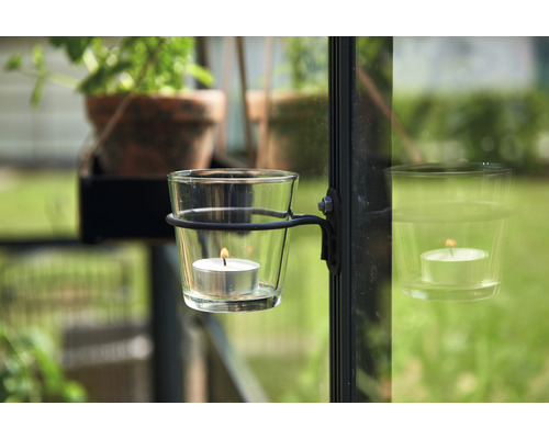 Teelichthalter aus Glas mit Teelicht am Fensterrahmen