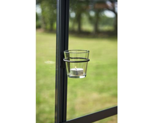 Teelichthalter aus Glas mit brennender Kerze an einem Rahmen
