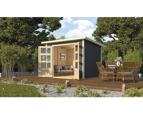 Gartenhaus mit Doppeltür und Sitzbank auf einer Holzterrasse mit Gartenmöbeln