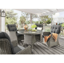 Gartensitzgruppe mit Rattanstühlen und rundem Glastisch auf einer Terrasse
