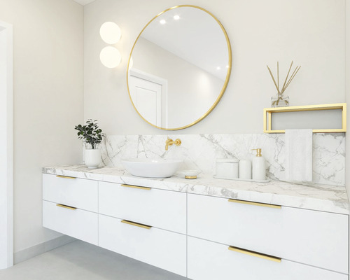 Modernes Badezimmer mit Waschtisch, Spiegel und Marmorplatte