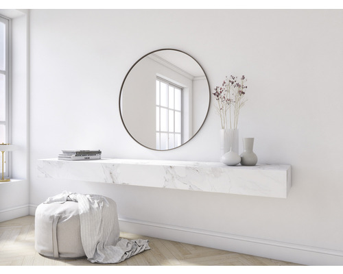 Heller Raum mit Spiegel, Konsole mit Marmoroptik und Sitzhocker