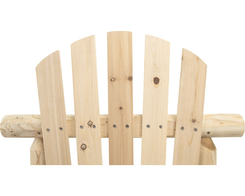 Detailansicht der Rückenlehne eines Holzstuhls, befestigt mit Schrauben