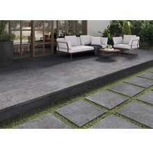 Terrasse mit Fliesen und Sitzbereich im Freien
