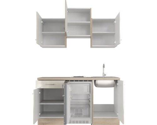 Küchenzeile mit Spüle, Kühlschrank und Schränken