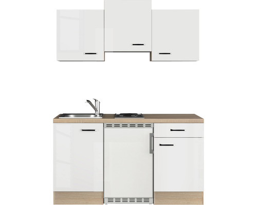 Küchenzeile mit Spüle, Kochfeld und Hängeschränken