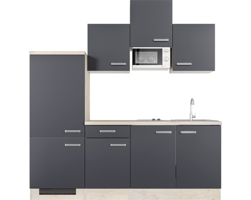 Küchenzeile mit Spüle, Mikrowelle und Schränken