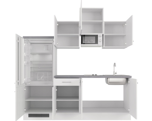 Küchenzeile mit Kühlschrank, Mikrowelle und Spüle