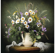 Stillleben mit Gänseblümchen, Wildblumen und Gräsern in einer Vase auf einem Holztisch