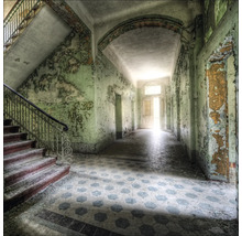 Flur mit Treppe in einem baufälligen Gebäude
