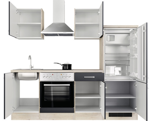 Küchenzeile mit Spüle, Herd, Backofen, Dunstabzugshaube, Kühlschrank und offenen Schranktüren