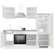 Komplette Küchenzeile mit Spüle, Herd, Dunstabzugshaube und Kühlschrank mit geöffneten Türen.