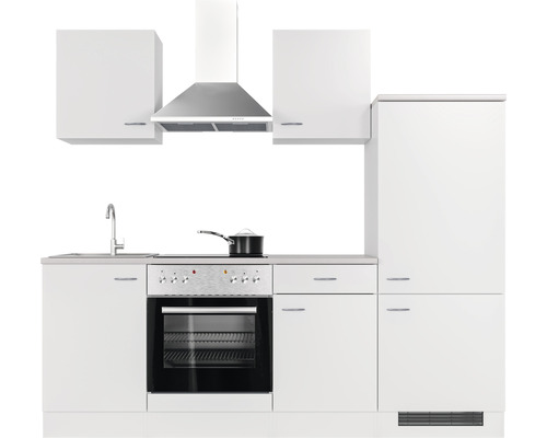 Weiße Küchenzeile mit Spüle, Herd, Dunstabzugshaube und Schränken