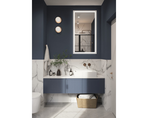 Modernes Badezimmer mit Waschtisch, Spiegel mit Beleuchtung und Dekoration