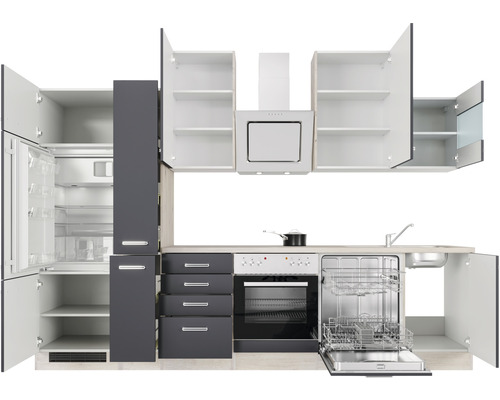 Komplette Küche mit Einbaugeräten und offenen Schranktüren.