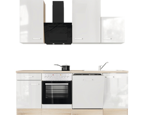 Komplette Küche mit Hängeschränken, Dunstabzugshaube, Spüle, Herd und Geschirrspüler.