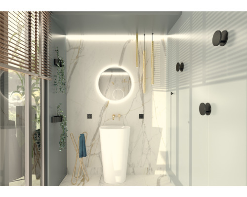 Modernes Badezimmer mit freistehendem Waschbecken, Spiegel und Handtuchhalter