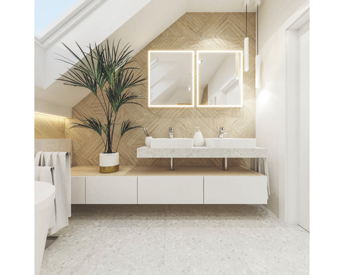 Helles Badezimmer mit Doppelwaschbecken, beleuchteten Spiegeln und Zimmerpflanze.