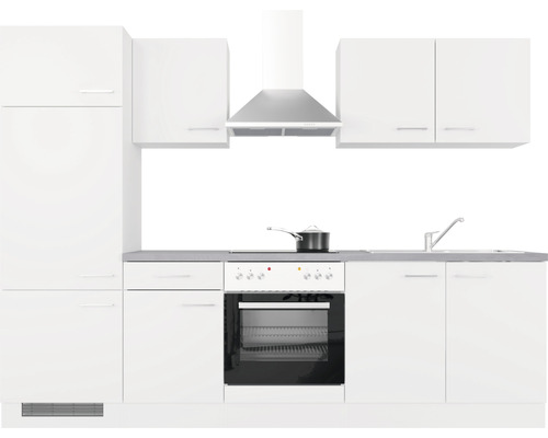 Komplette weisse Küche mit Ober- und Unterschränken, Herd, Spüle und Dunstabzugshaube.