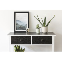 Dekoratives Sideboard mit zwei Schubladen, gerahmtem Bergbild, Topfpflanzen und Kerze
