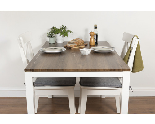 Esstisch mit zwei Stühlen, Geschirr und Dekorationen