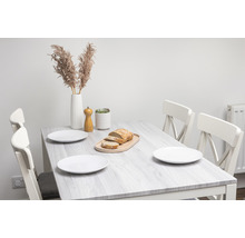 Esstisch mit Stühlen, Tellern, Brot, Pfeffermühle und Dekoration