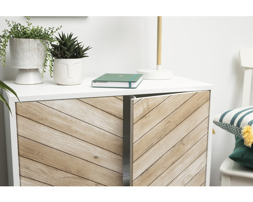 Weißer Eckschrank mit zwei Türen und Holzdekor