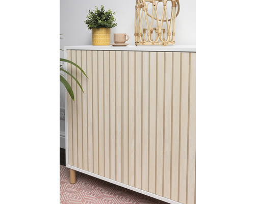 Kommode mit geriffelten Türen und Dekoration