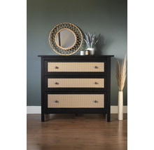 Kommode mit drei Schubladen aus Holz und Rattangeflecht vor einer Wand mit Spiegel und Dekoration.