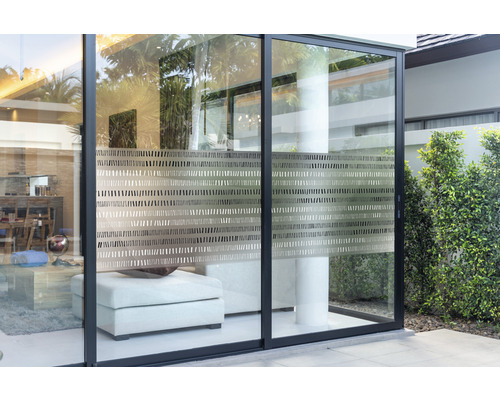 Glasfront mit Sichtschutzfolie im Streifenmuster.