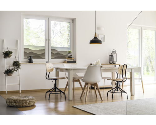 Heller Essbereich mit Esstisch, Stühlen und Fensterdekoration