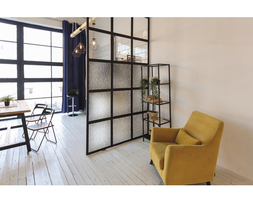 Wohnzimmer mit Esstisch, Stühlen, Raumteiler und Sessel